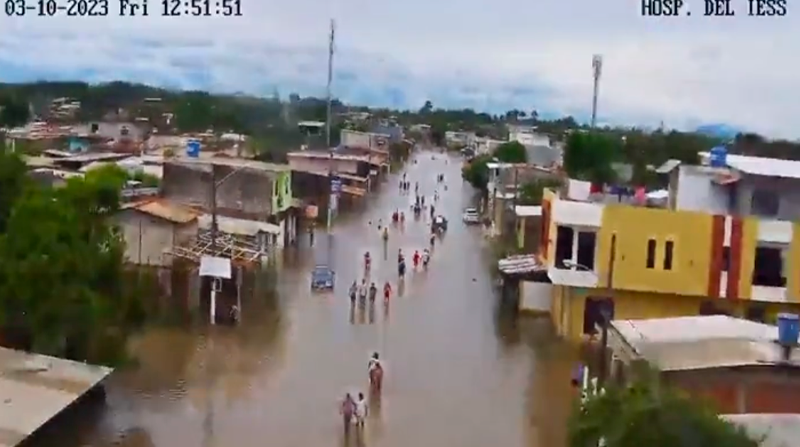 Las calles de la ciudad están inundadas por la creciente del río Milagro. Foto: ECU 911