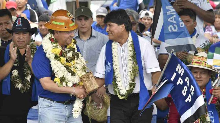 Imagen referencial. El expresidente de Bolivia, Evo Morales, y un familiar fueron bajados de un avión por los pasajeros. Foto: EFE