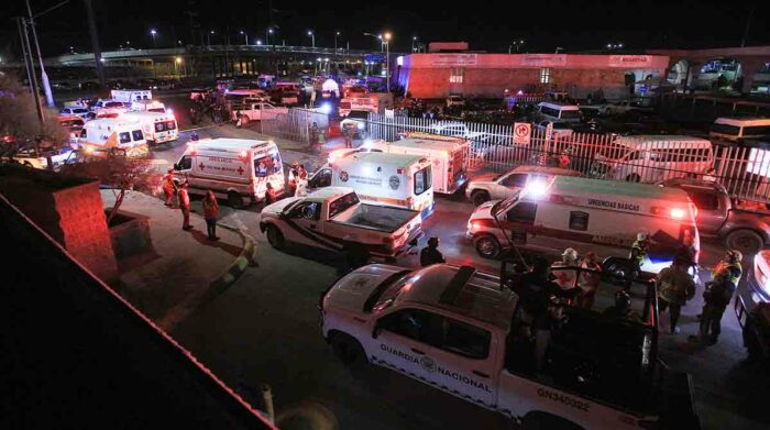 Equipos de emergencia llegaron al Instituto Nacional de Migración (INM), la noche del 27 de marzo de 2023, en Ciudad Juárez. Foto: EFE