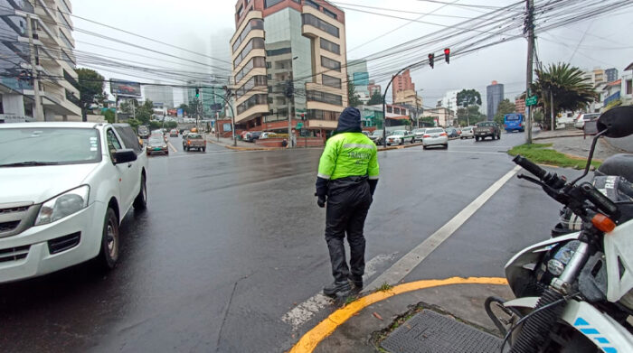 Los autos y motos no podrán circular de 06:00 a 09:30 y de 16:00 a 21:00. Foto: Twitter @AMT_Quito
