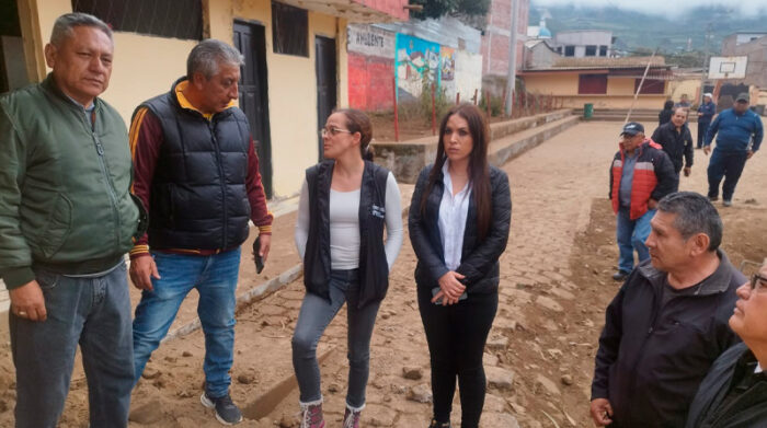 La ministra de Educación, María Brown, visitó las instituciones educativas más afectadas por el deslizamiento. Foto: Ministerio de Educación