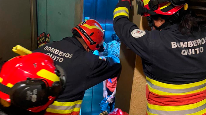 Los menores estuvieron cerca de 30 minutos encerrados en el ascensor. Foto: Bomberos de Quito