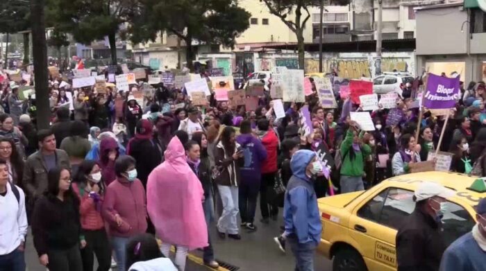 Mujeres salieron a las calles de Quito para exigir sus derechos durante el 8 de marzo. Foto: Captura del video EFE