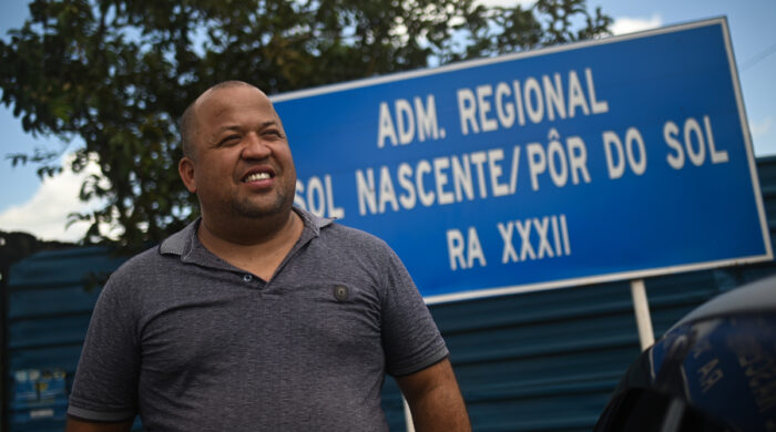 Edson Lopes, uno de los líderes comunitarios de la favela Sol Nascente, frente a la sede administrativa de dicha comunidad, cerca de Brasília (Brasil). Foto: EFE
