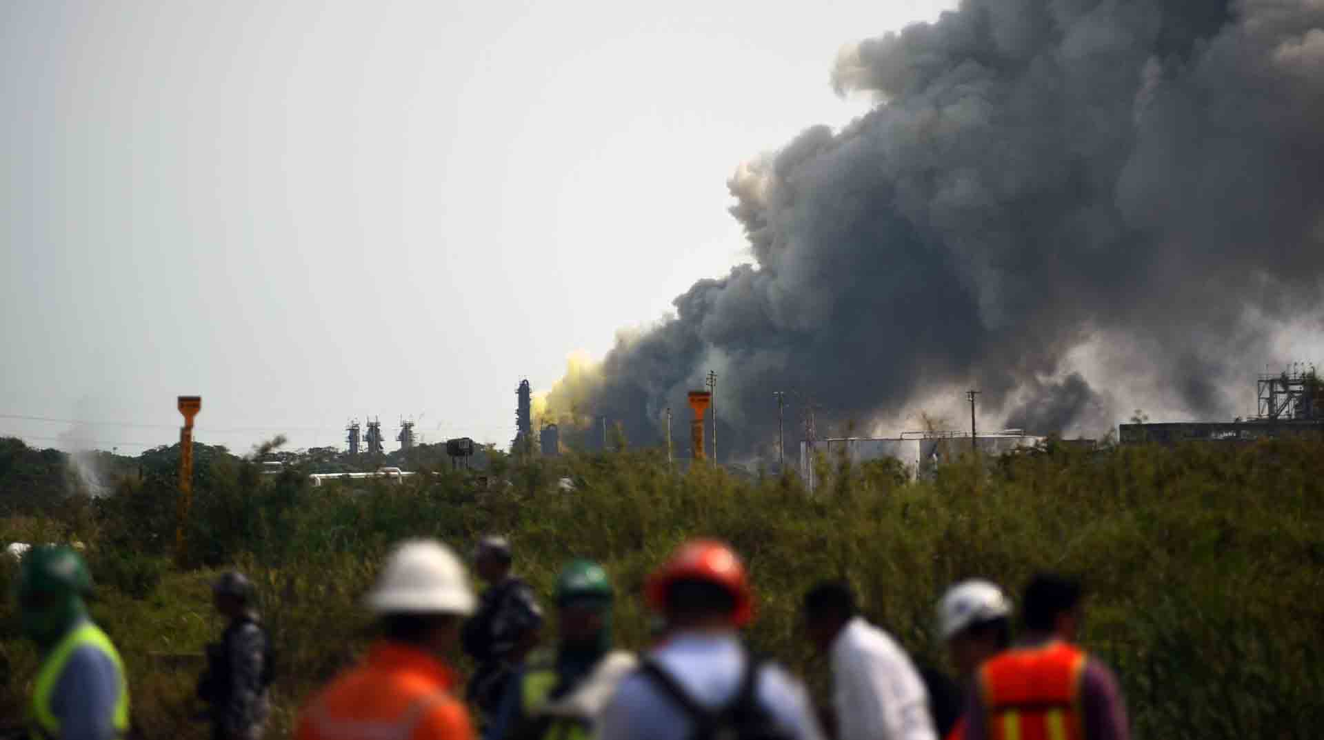 Rescatan en total cinco cuerpos de obreros de Pemex tras explosión en México. Foto: EFE