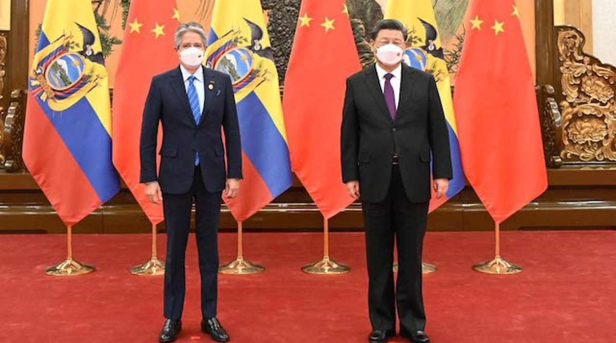 Los presidentes de Ecuador, Guillermo Lasso, y de China, Xi Jinping, iniciaron los diálogos en el 2023. Lasso y sus ministros hicieron una visita oficial a su homólogo de China para el acuerdo comercial. Foto: Cortesía: Embajada de China en Ecuador