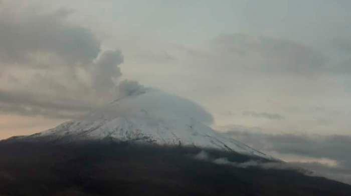El volcán Cotopaxi muestra la emisión de vapor y gases a una altura de 500 metros sobre el cráter. No se registró la presencia de ceniza. Foto: cortesía Instituto Geofísico