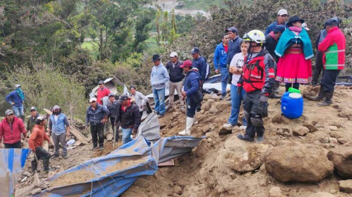 Organismos de socorro continúan con la búsqueda de víctimas en el sitio de la tragedia. Foto. Bomberos Cuenca