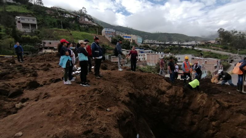 Los familiares de las víctimas del deslizamiento de la montaña, en Alausí, buscan a sus familiares que murieron enterrados por tierra y roca. Fotos: Modesto Moreta
