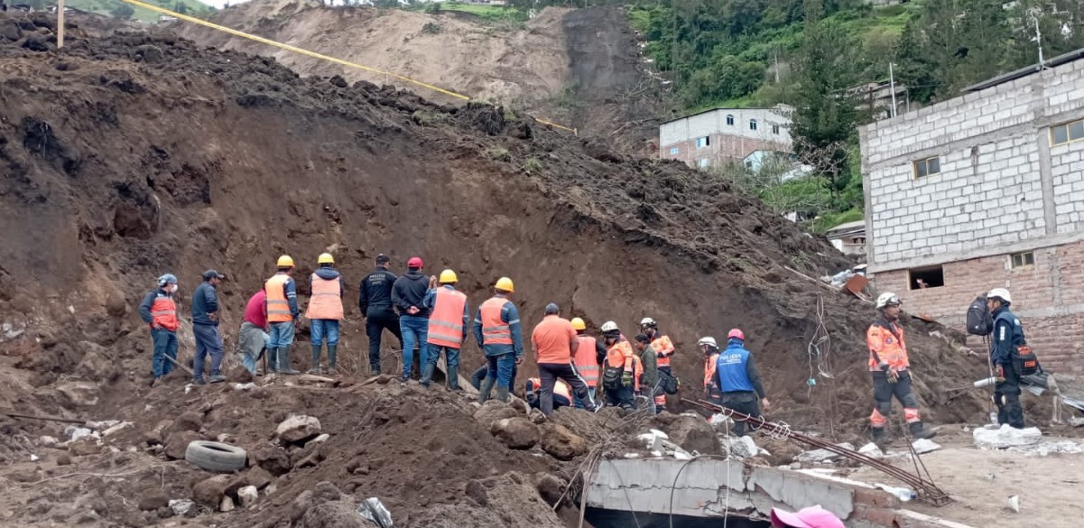 La noche de domingo 26 de marzo, se produjo un gran deslizamiento de tierra en el cantón Alausí, en la provincia de Chimborazo. Foto: Cortesía