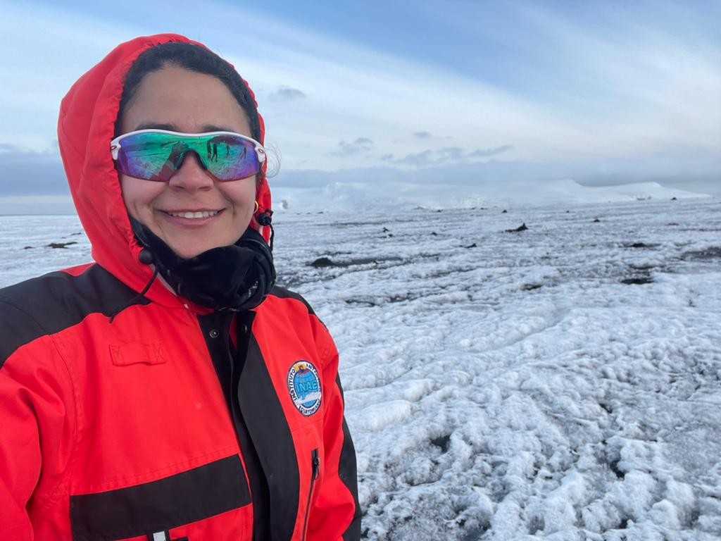 La investigadora Stefany Gilces comenzó un estudio sobre los cambios geomorfológicos por factores climáticos en Punta Fort William, en la Antártida. Ella fue parte de las 10 científicas ecuatorianas de la vigésimo sexta expedición antártica, dirigida por el Inocar. Cortesía: Stefany Gilces Bravo