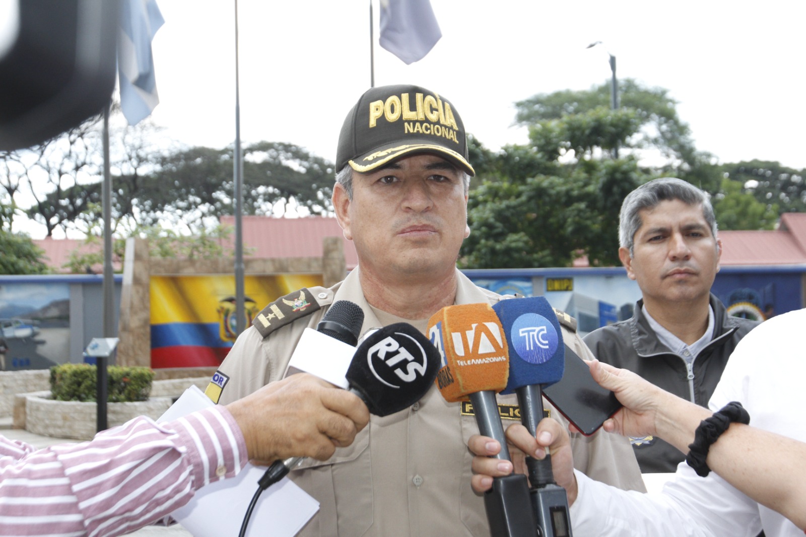 El coronel Fabary Montalvo,, jefe subrogante de la Zona 8., entregó detalles sobre el asesinato del policía. Foto: Policía Nacional