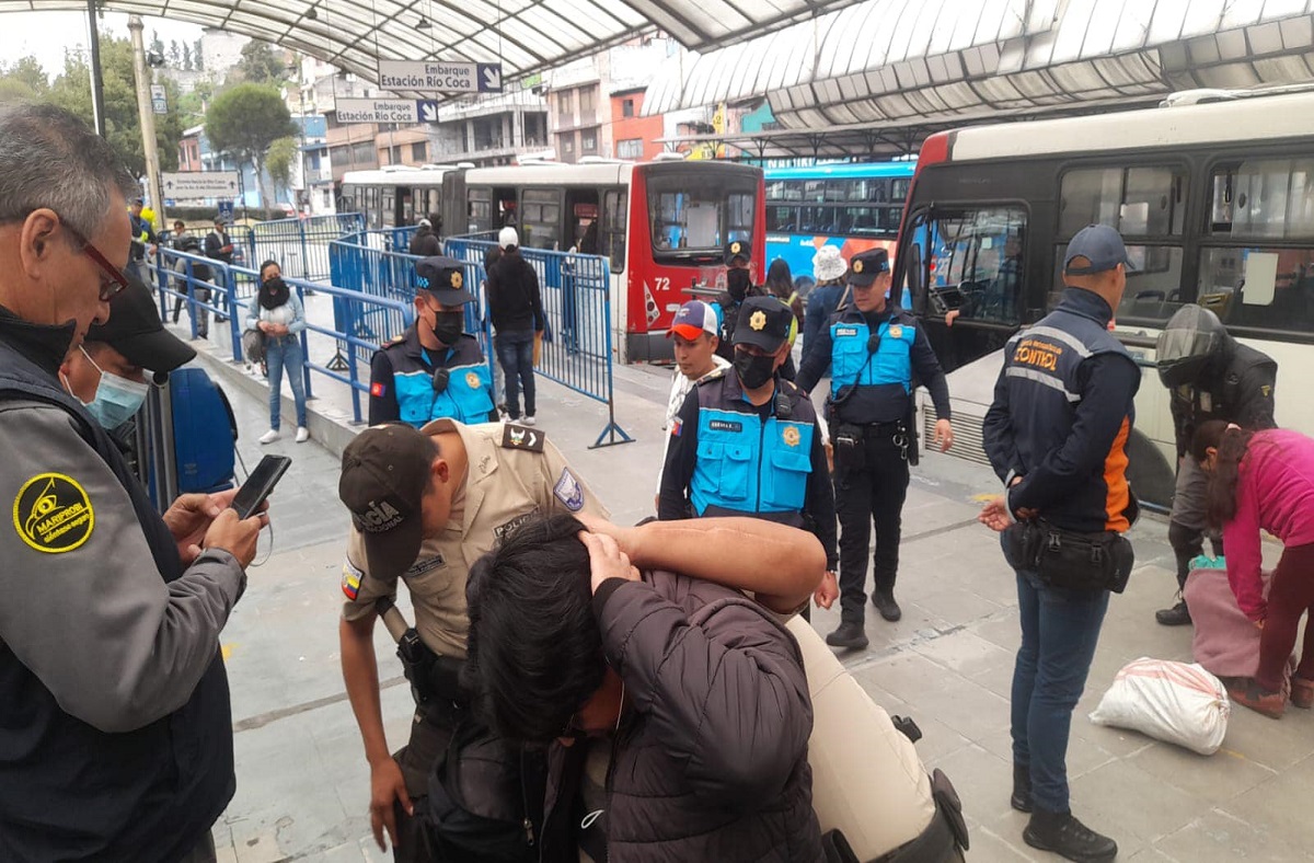 Un operativo interinstitucional de seguridad se realizó en la estación Playón de La Marín de la Ecovía, en Quito. Foto: cortesía.