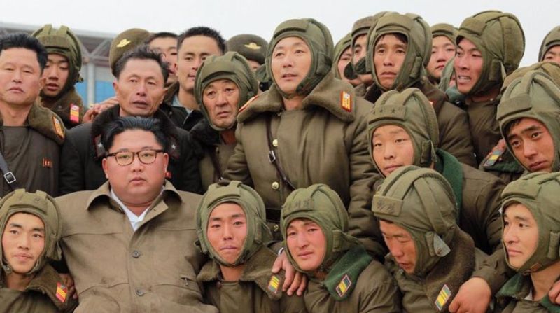 Kim Jong-un, presidente de Corea del Norte, aparece con jóvenes enlistados en su ejército. Foto: Europa Press.