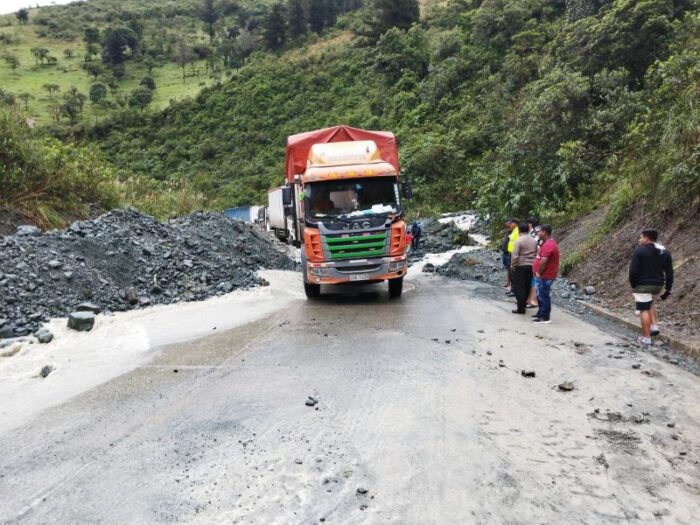 Las vías de la Sierra centro, Sierra Sur y parte de la Amazonía Afectadas por las fuertes lluvias. Varios deslizamientos se presentaron las carreteras están habilitadas al tránsito vehicular. Foto: Cortesía
