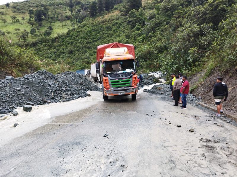 Las vías de la Sierra centro, Sierra Sur y parte de la Amazonía Afectadas por las fuertes lluvias. Varios deslizamientos se presentaron las carreteras están habilitadas al tránsito vehicular. Foto: Cortesía