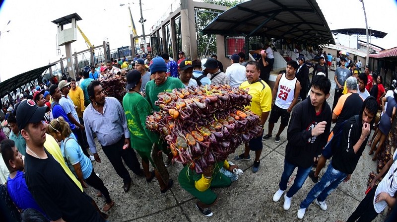 Venta de cangrejo en el mercado Caraguay