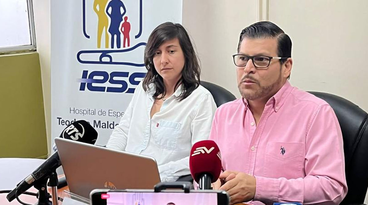 Imagen de una rueda de prensa del 9 de marzo del 2023, en donde Nathaly López acompañó al gerente del Hospital Teodoro Carbo, cuando el funcionario denunciaba amenazas. Foto: Cortesía