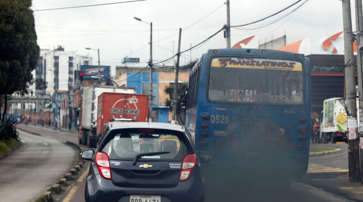En Quito, es común ver buses del transporte público arrojando humo negro por el tubo de escape. Archivo / EL COMERCIO
