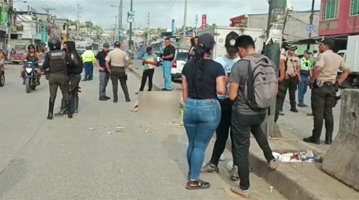 El cuerpo descuartizado fue hallado en dos sacos de yute en la avenida Casuarina, noroeste de Guayaquil. Foto: Cortesía Periódico D'UnaFoto