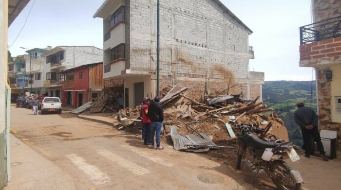 Equipo técnico inspecciona viviendas afectadas por el sismo en Azuay. Foto: Secretaría de Comunicación.
