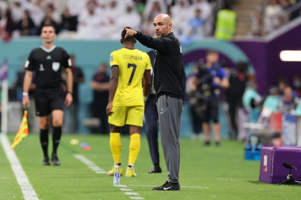 Félix Sánchez dirigió a Qatar, en el Mundial 2022. La foto corresponde al partido contra Ecuador, el 20 de noviembre. A la izquierda está Pervis Estupiñán. Foto: FIFA