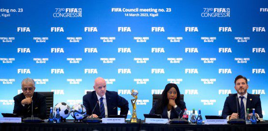 Gianni Infantino (centro) y los dirigentes del Consejo de la FIFA dan a conocer las resoluciones del organismo, este 14 de marzo del 2023. Foto: FIFA