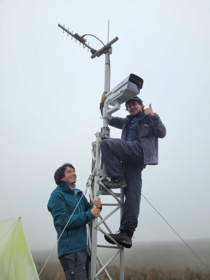 Se instaló una nueva cámara de video de alta definición en el volcán Cotopaxi. Los técnicos del Instituto Geofísico son los encargados de la ubicación de las estaciones. Foto: cortesía Instituto Geofísico.