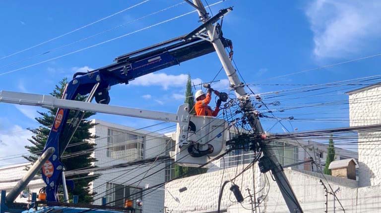 Imagen referencial. Varios usuarios notificaron a través de redes sociales que no cuentan con energía eléctrica en el norte de Quito. Foto: Twitter Empresa Eléctrica Quito