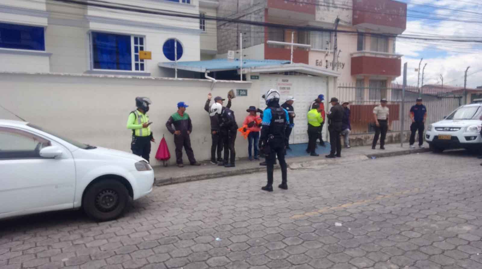 La AMT realizó un operativo conjunto con la Policia Nacional fuera del Centro de Revisón Vehicular La Florida, en Quito. Foto: Twitter AMT