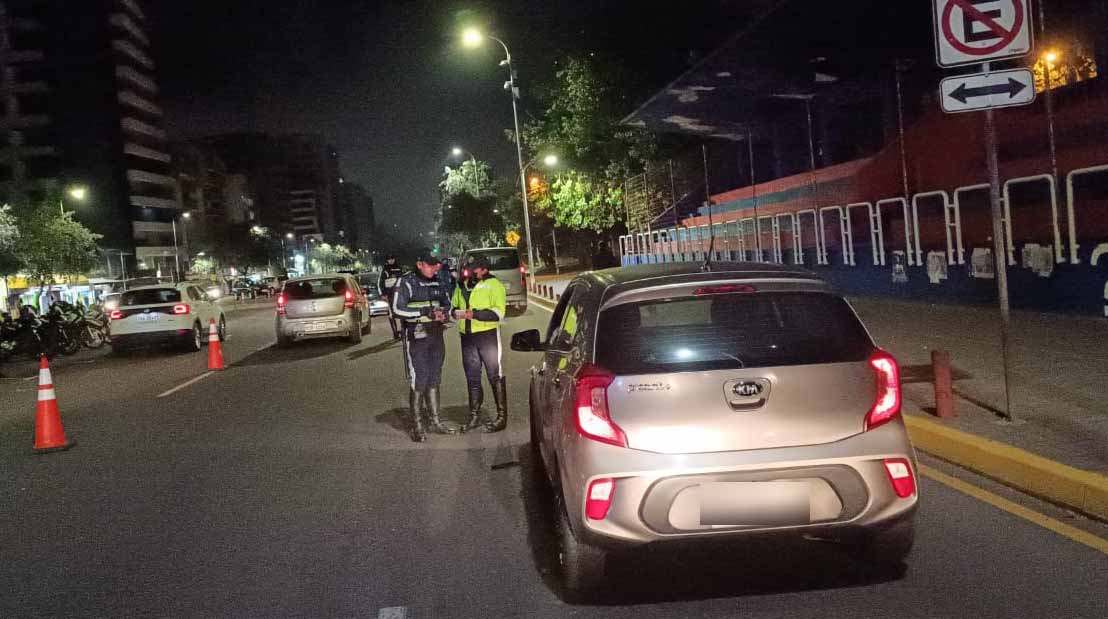 Agentes de tránsito realizaron un control de documentos a los conductores en la avenida De los Shyris, en Quito. Foto: Twitter AMT