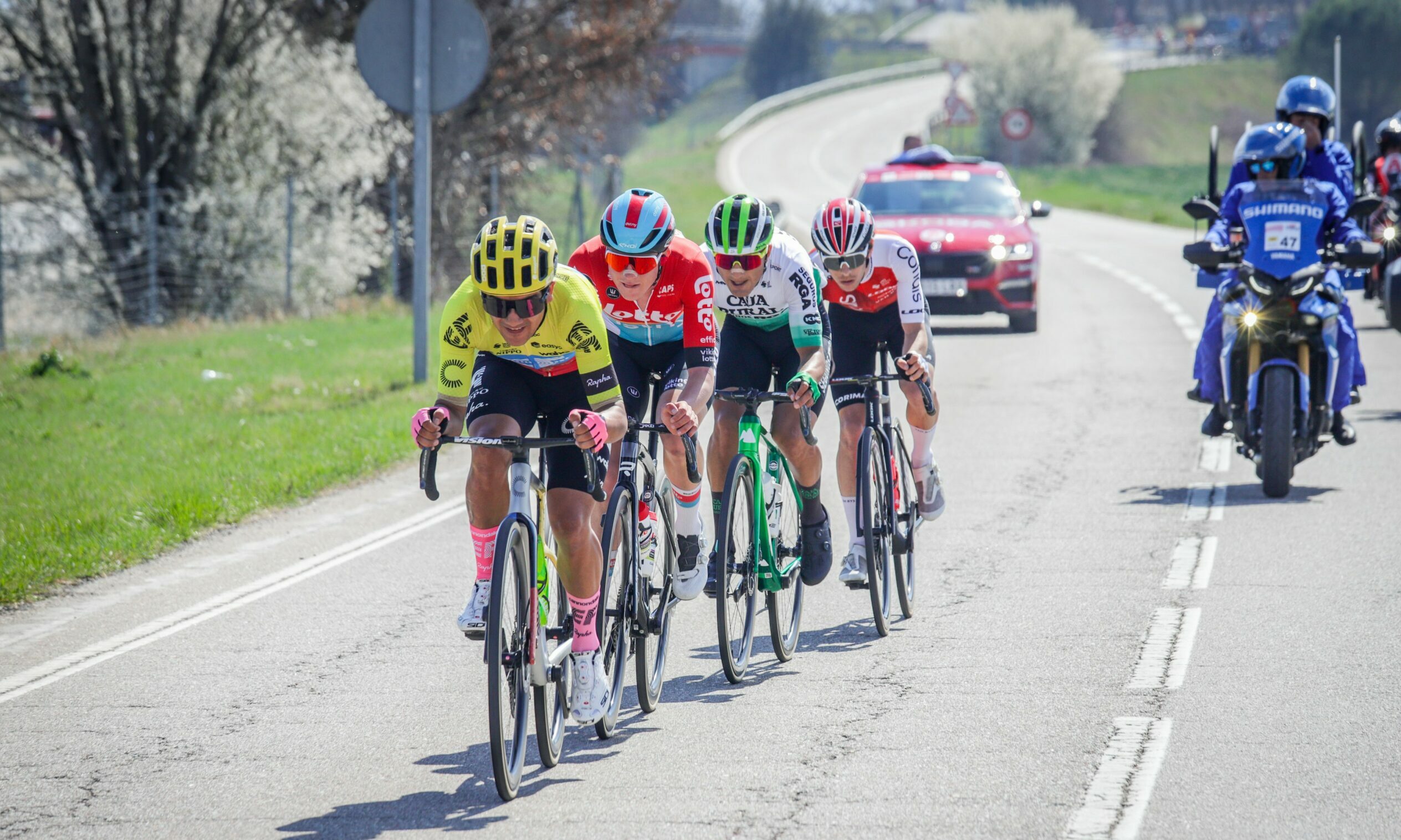 Richard Carapaz en la fuga de la tercera etapa de la Vuelta a Cataluña. Foto: Twitter.