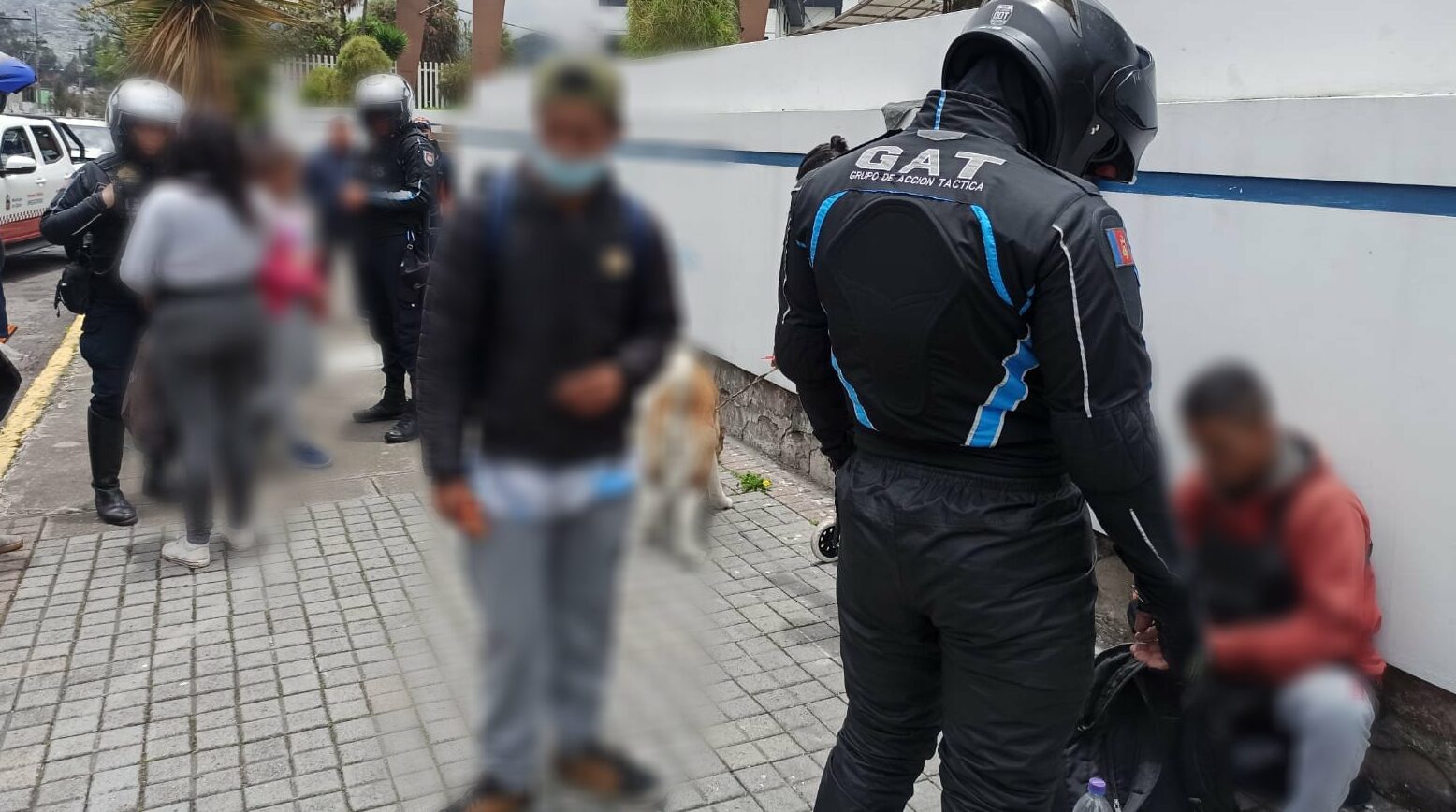 Los agentes de Control revisaron las mochilas de los limpiaparabrisas y hallaron distintas armas blancas en el sur de Quito. Foto: Twitter Agentes de Control Quito