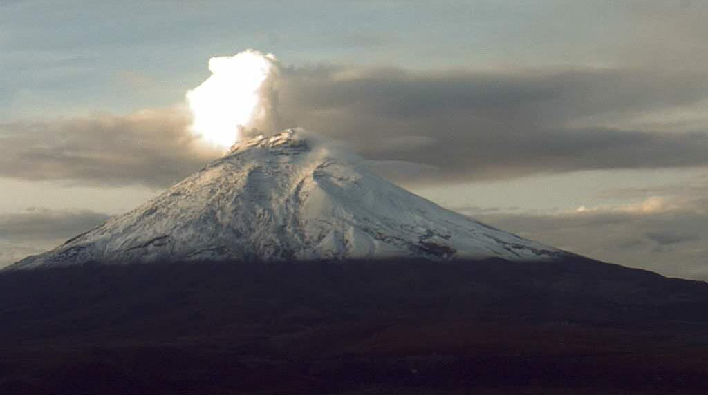 El volcán Cotopaxi emana una nube de gas y ceniza este 14 de marzo de 2023. Foto: Twitter