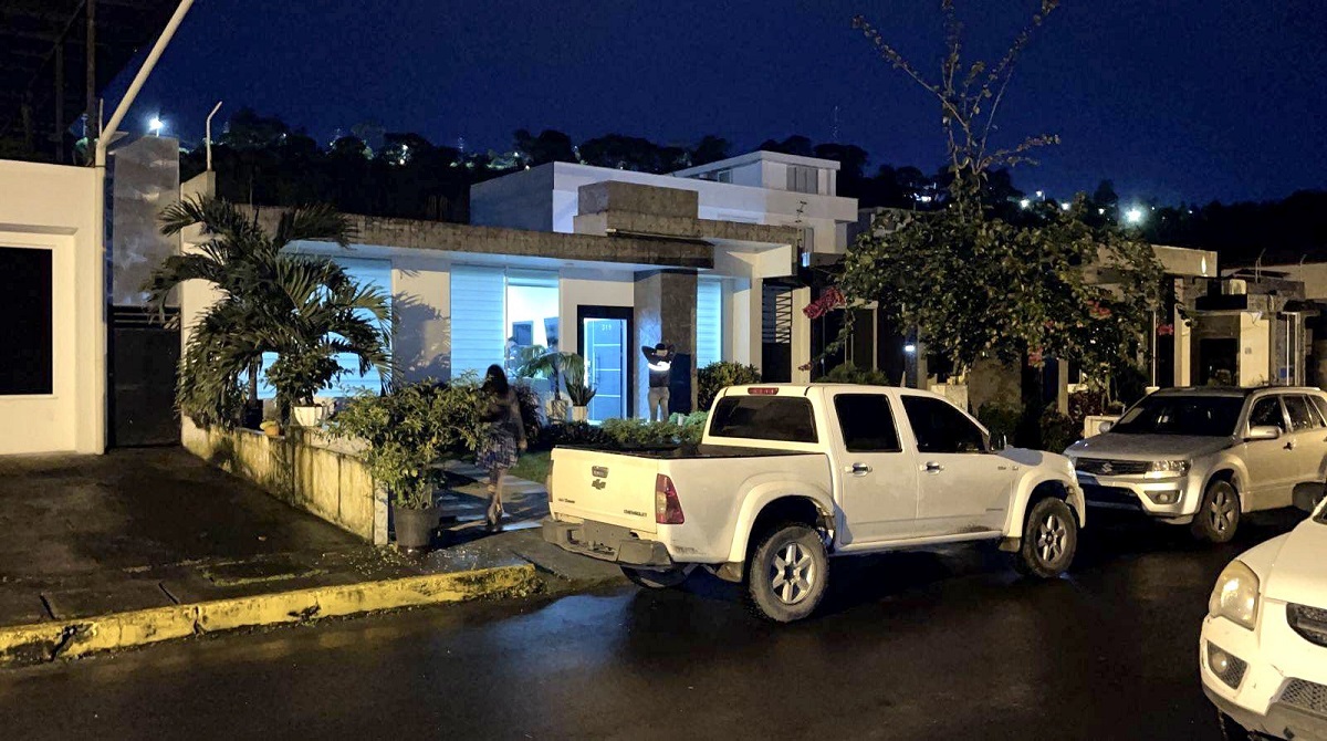 La Fiscalía allanó una vivienda como parte de las investigaciones sobre la venta de turnos en la Agencia Nacional de Tránsito en Santo Domingo de los Tsáchilas. Foto: cortesía Fiscalía.