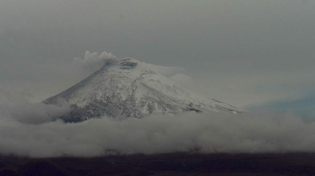 Imagen referencial. El volcán Cotopaxi emite una nube de gas y vapor que alcanzó los 1 500 metros sobre el nivel del cráter. Foto: Twitter