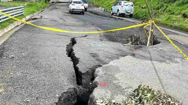 El Ministerio de Obras Públicas informó del cierre total del tramo Guamote - Alausí, en el sector Casual. Foto: Riegsos Ecuador