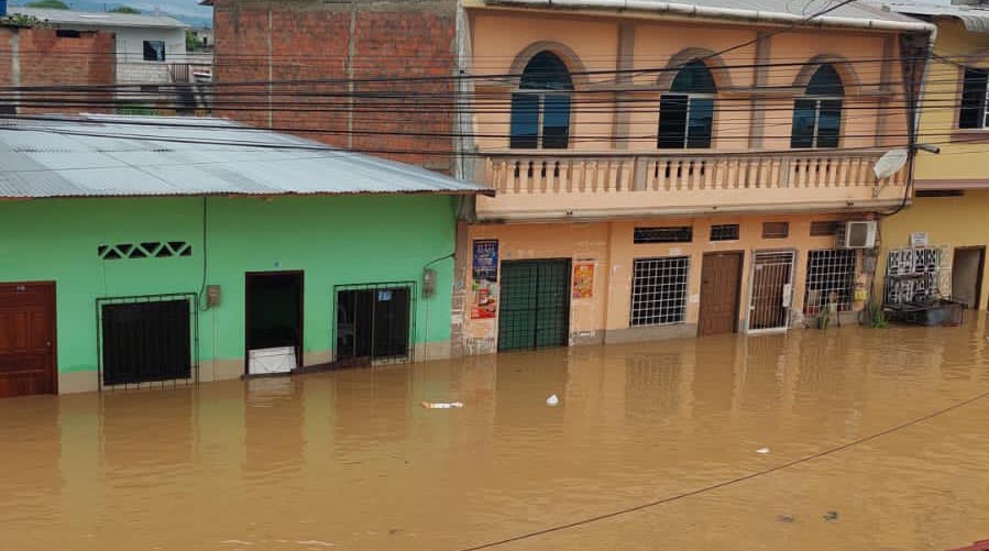 El cantón Santa Rosa, en la provincia de El Oro, amaneció inundada tras la fuerte tormenta eléctrica que soportó. Foto: @KerlyZagal