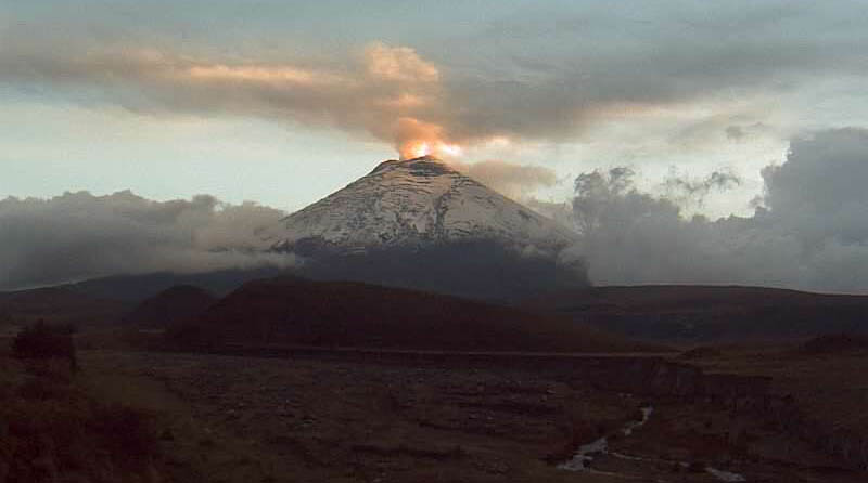 Una nube de ceniza del volcán Cotopaxi alcanzó los 2 000 metros de altura sobre el cráter del coloso este martes, 28 de marzo de 2023. Foto: Twitter