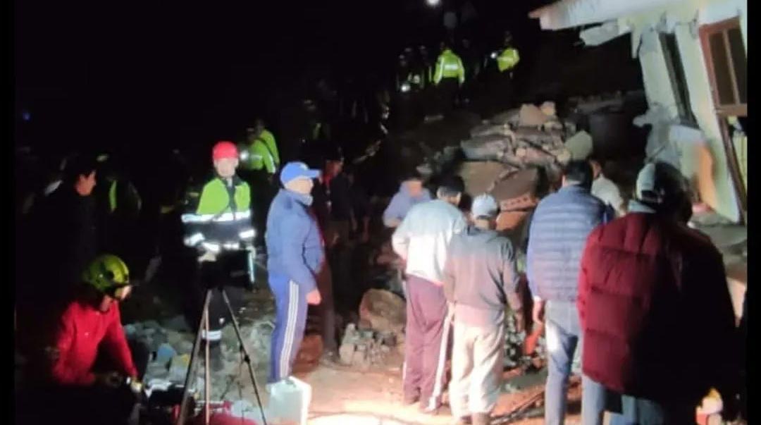Deslizamiento de tierra deja varias viviendas sepultadas en Alausí. Foto: Twitter