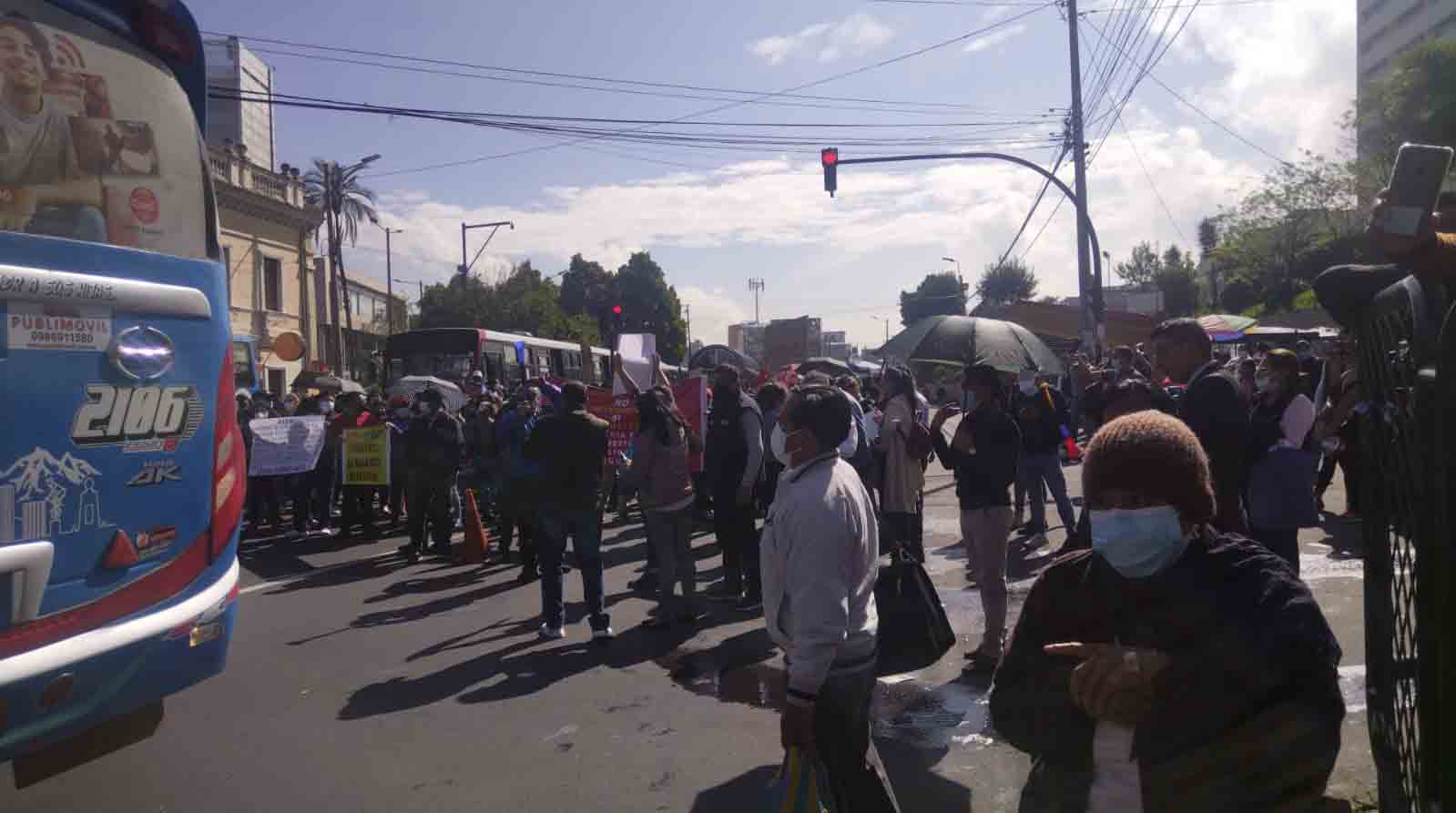La avenida Gran Colombia se cerró por la presencia de manifestantes. Foto: AMT