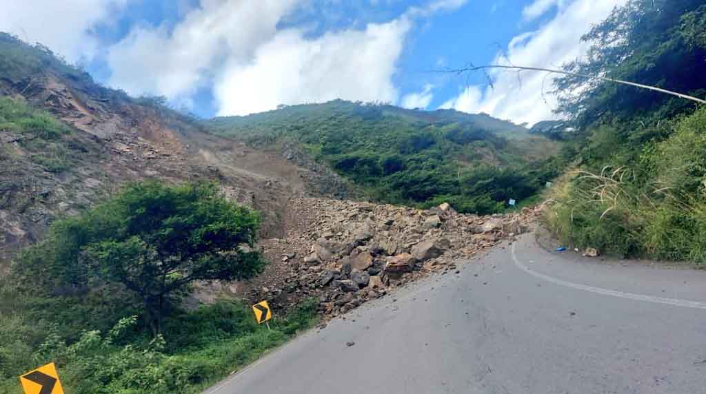 Un deslizamiento de tierra fue registrado en video por conductores se transitaban en la vía Loja - Catamayo este lunes, 27 de marzo de 2023. Foto: ECU 911 Loja