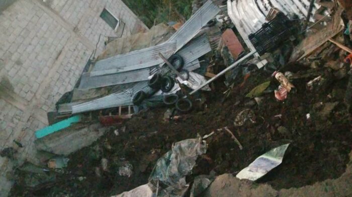 Familias fuerona evacuados y no resultaron afectadas por el colapso del muero en Atucucho. Foto: Twitter Cuerpo de Bomberos