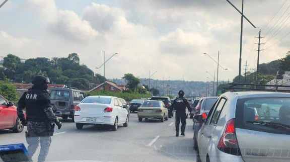 Agentes del GIR asisten a la zona de Ceibos para verificar un vehículo. Foto: Redes sociales.