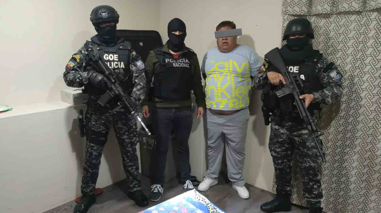 Entre los detenidos de los allanamientos ejecutados por la Policía Nacional se encuentra el supuesto cabecilla de la organización delictiva. Foto: Twitter Juan Zapata