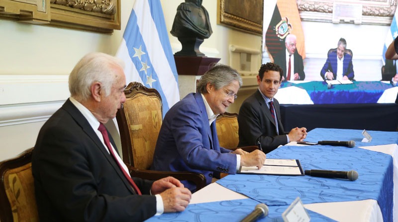 El presidente de la República Guillermo Lasso firmó en Guayaquil la concesión del proyecto fotovoltaico El Aromo. Foto: Cortesía Presidencia de la República