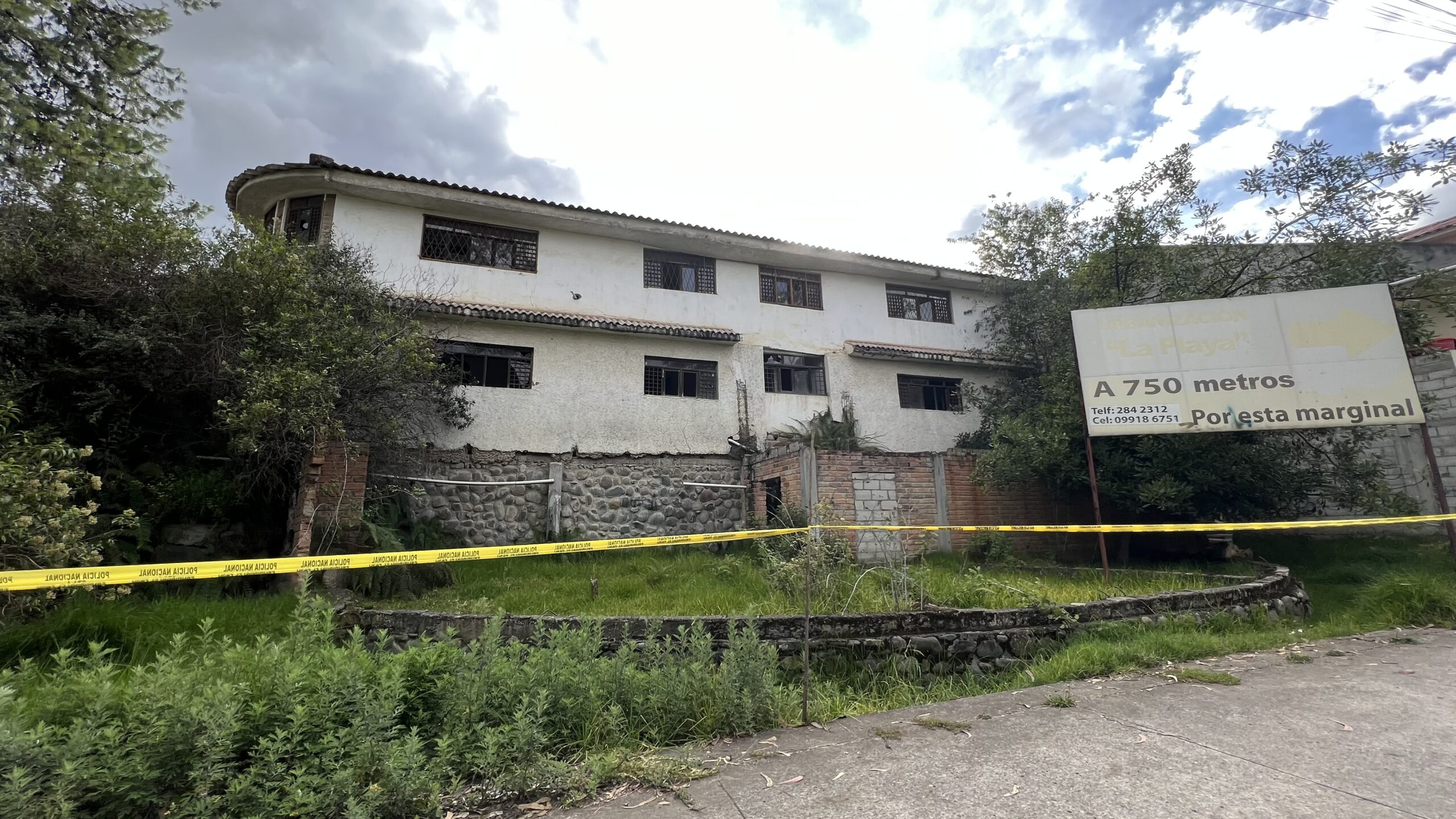 En esta vivienda abandonada de Cuenca fue encontrado el cuerpo de Maribel Castillo. Fotos: El Comercio