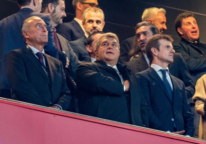 Los presidentes del Athletic Club, Jon Uriarte (izq.) y del FC Barcelona, Joan Laporta (centro), antes del inicio del partido este 12 de marzo del 2023, en el estadio de San Mamés, en Bilbao. EFE