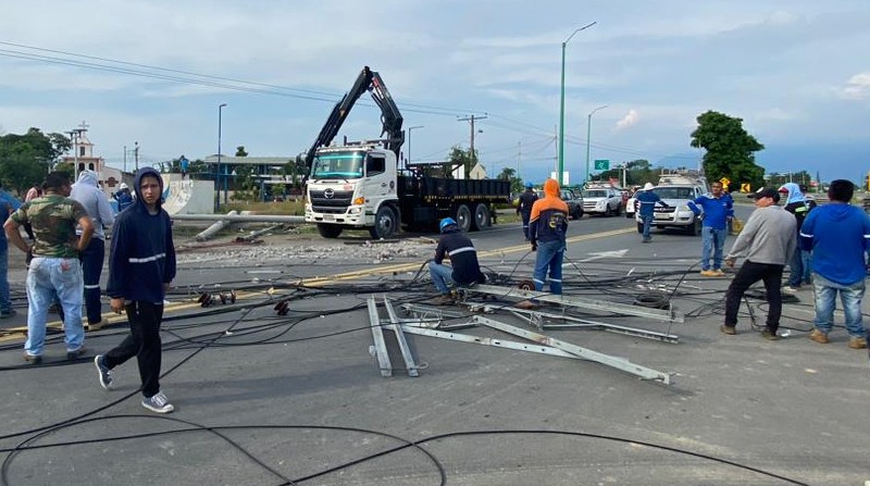 Más de 106 técnicos de CNEL laboraron para restablecer servicio eléctrico por daños causados por el sismo.