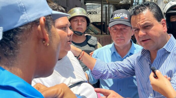 Ministro Esteban Bernal visitó el Barrio 4 de Abril, en Machala, afectado por el sismo. Foto: MIES.